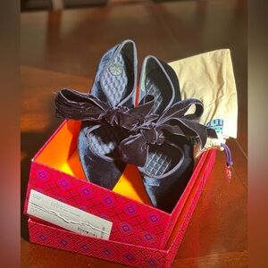 NIB Velvet Clara Flat w/ Bow Accent